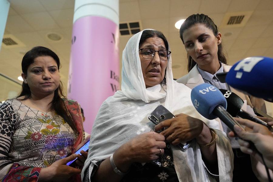El padre de las hermanas asesinadas por su familia en Pakistán planeó el crimen, según la Fiscalía