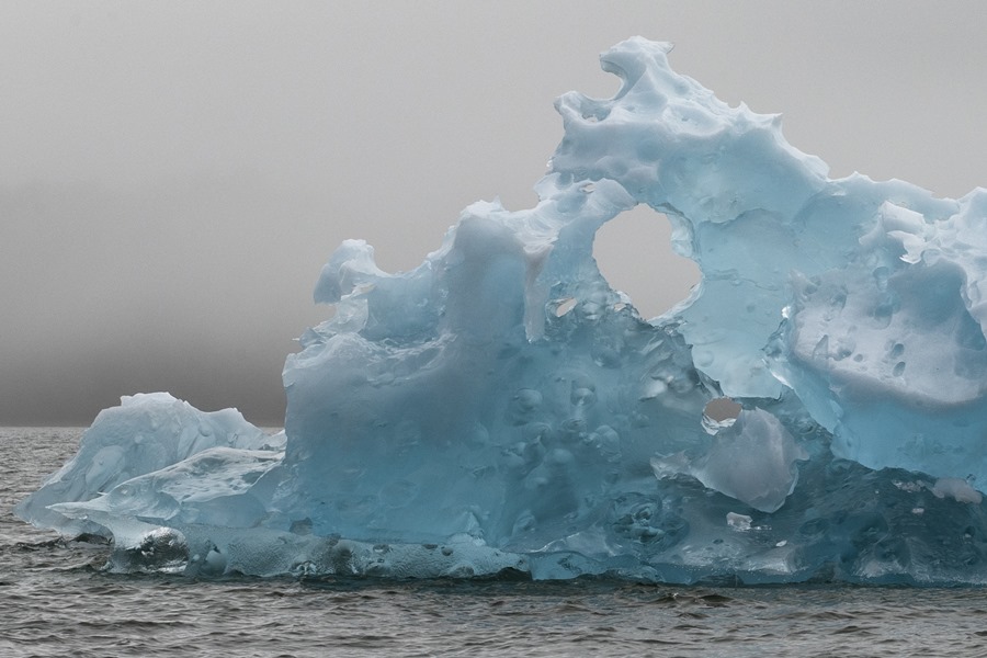 Un iceberg flota en la laguna San Rafael, en la región de Aysén (Chile), punto de entrada hacia la Antártida.