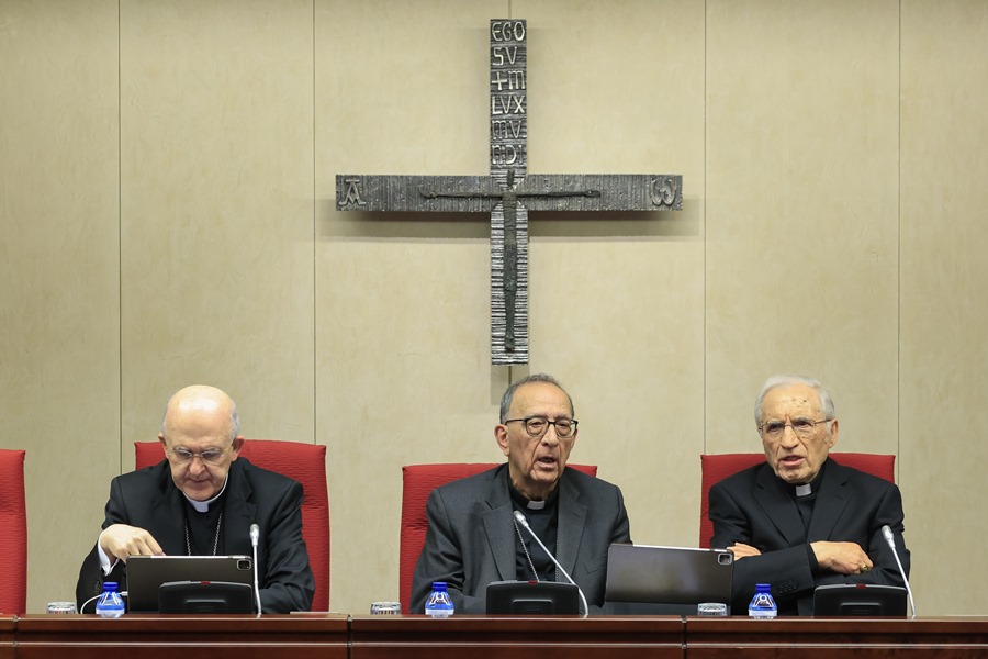 El presidente de la Conferencia Episcopal Española (CEE), Juan José Omella (c), y el nuncio apostólico en España, Bernardito Auza (i), y el cardenal Rouco Varela (d), hoy en la Asamblea.