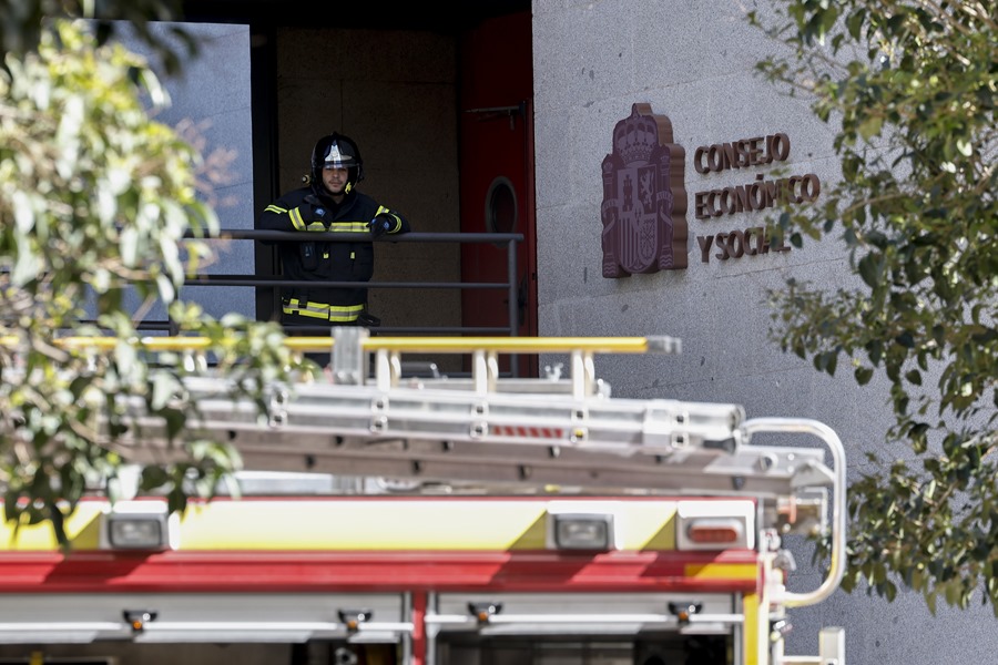 Ocho dotaciones de los Bomberos del Ayuntamiento de Madrid intentan apagar un incendio declarado esta mañana en la sede del Centro Económico y Social (CES)