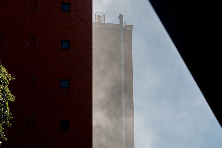 Ocho dotaciones de los Bomberos del Ayuntamiento de Madrid intentan apagar un incendio en la sede del Centro Económico y Social (CES)