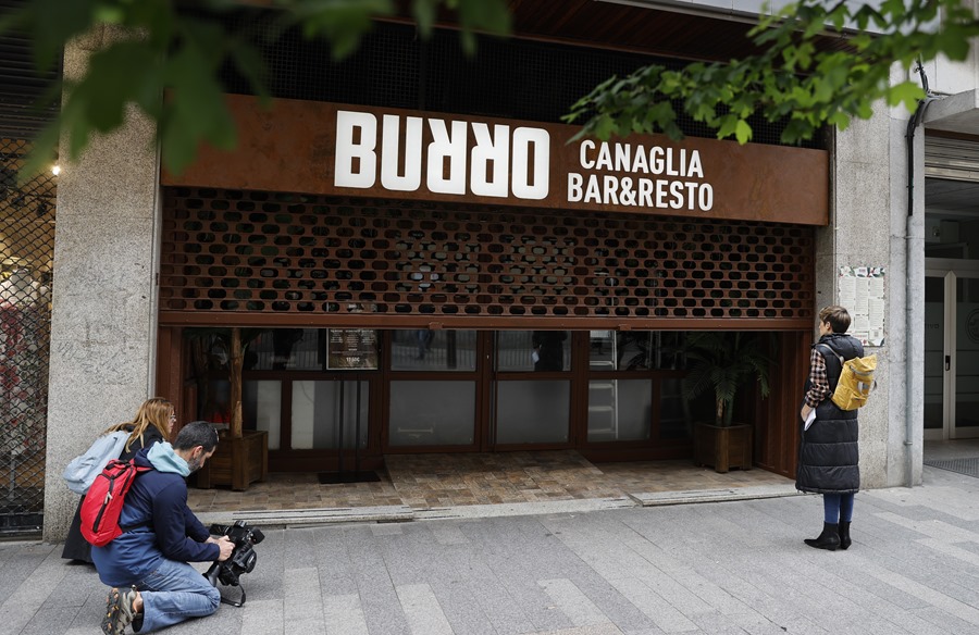 La cadena del restaurante incendiado en Madrid retira la decoración de su local en Bilbao