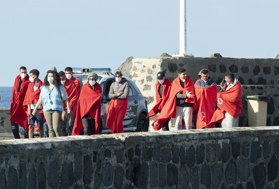 Salvamento Marítimo ha rescatado este lunes a 46 personas de origen magrebí que intentaban llegar a Lanzarote en una patera