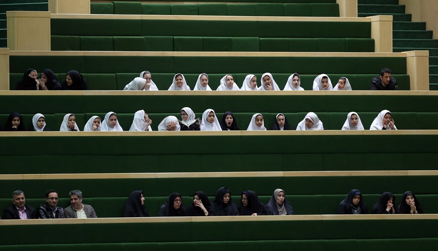 Estudiantes en Irán, donde las alumnas han vuelto a sufrir nuevos envenenamientos con gas.