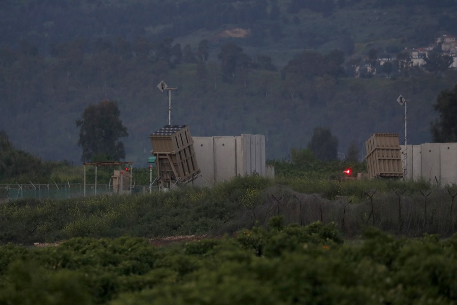 Vehículo militar israelí patrullando cerca de la frontera entre Israel y el Líbano junto a Avivim
