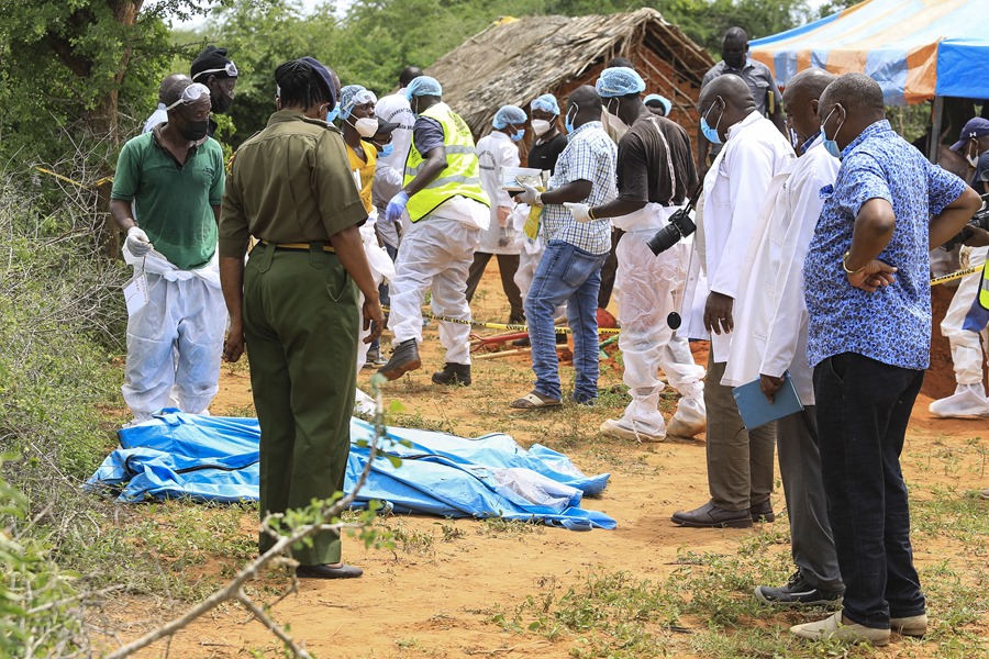 Exhumación de cuerpos de pertenecientes a una secta en Kenia