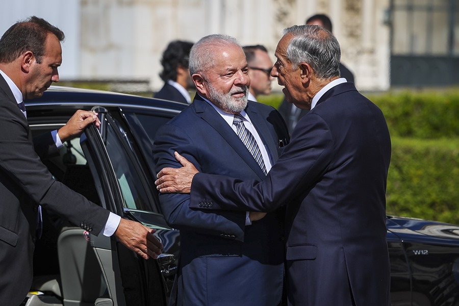 El presidente de Portugal, Marcelo Rebelo de Sousa (d), recibe a su homólogo brasileño, Luiz Inacio Lula da Silva, hoy durante su visita oficial al país. 