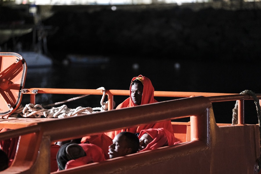 Varios migrantes de origen subsahariano rescatados del mediterráneo.