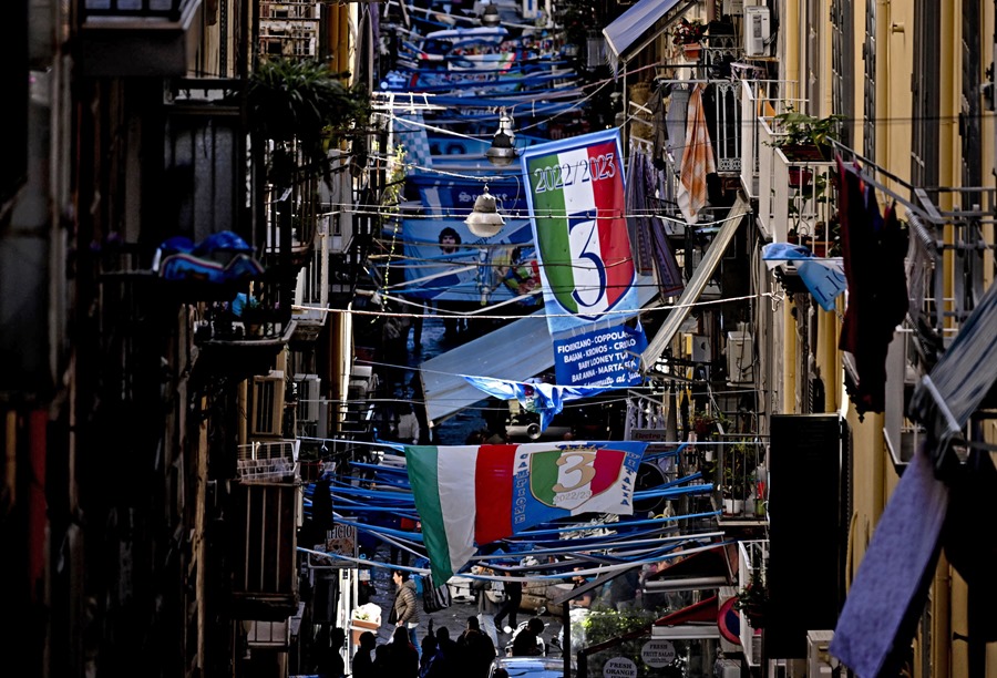 Calles de Nápoles adornadas con banderas del equipo