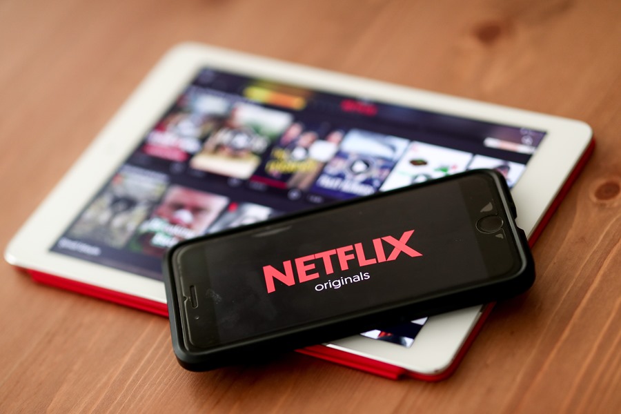 Logo de Netflix en una tablet y un móvil. Baja el número de suscriptores tras el cierre de las cuentas compartidas