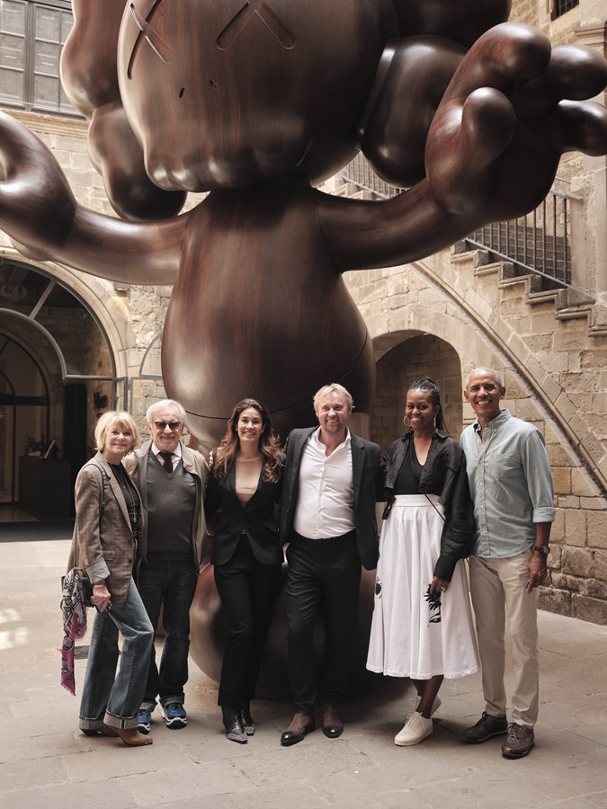 El expresidente estadounidense Barack Obama (d), la exprimera dama Michelle Obama, el cineasta Steven Spielberg (2i) y su mujer, la actriz Kate Capshaw (i) posan durante una visita privada al Museo MoCo de Barcelona. 