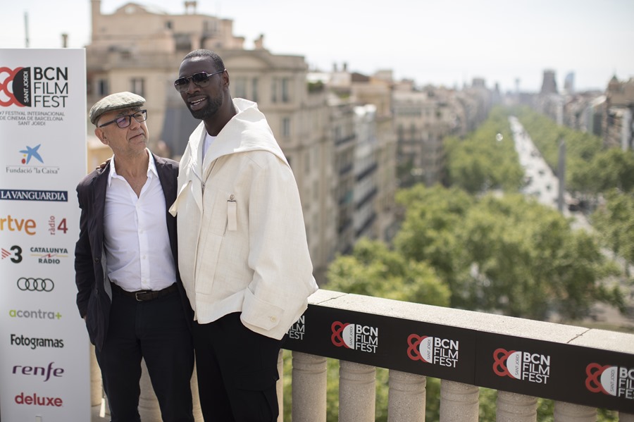 El actor francés Omar Sy presentó este miércoles la película "Padre y soldado", dirigida por Mathieu Vadepied (i), dentro del BCN Film Fest. 