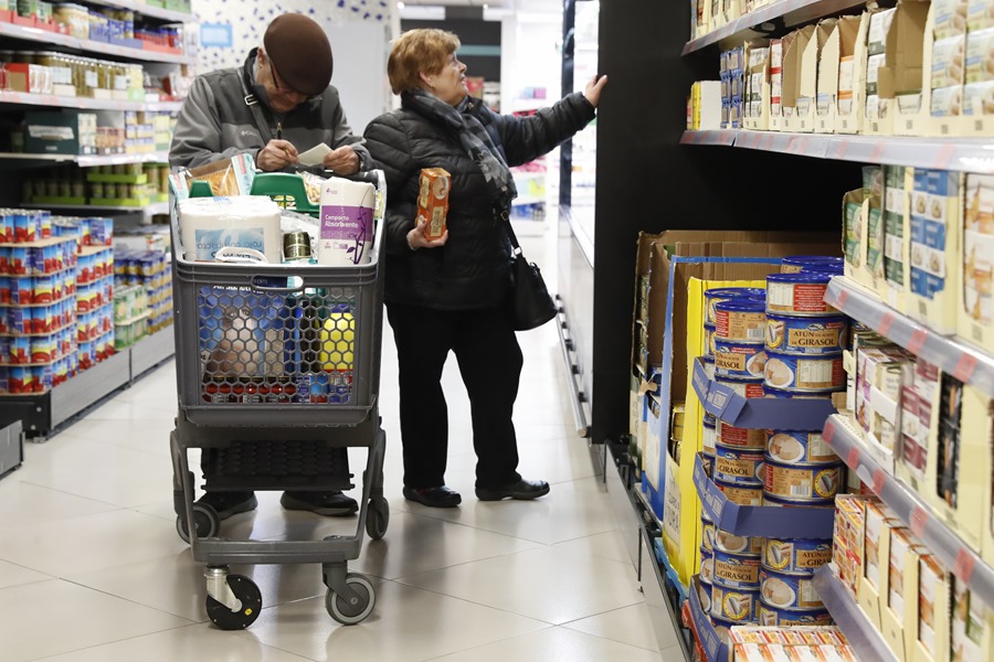 Varias personas hacen la compra en un supermercado, en una imagen de archivo. La OMC dice que el comercio crecerá menos