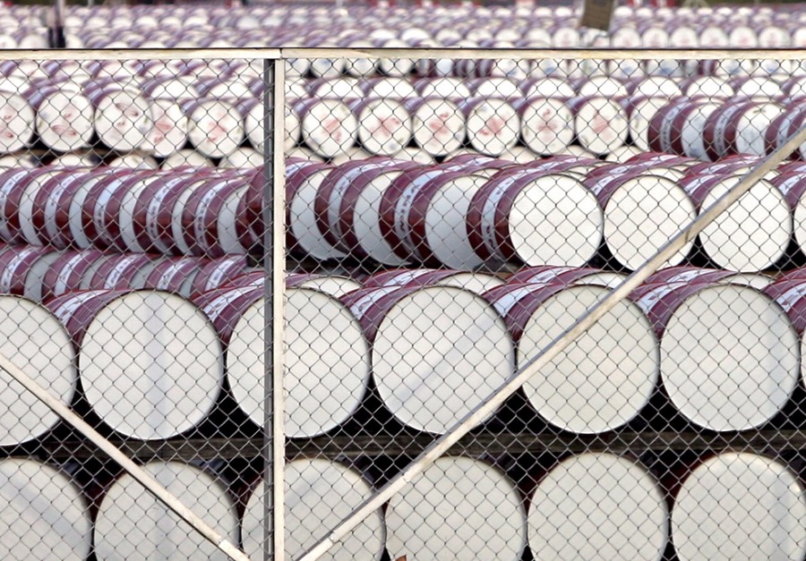 Barriles de petróleo almacenados en un depósito de petróleo en Yakarta, Indonesia,