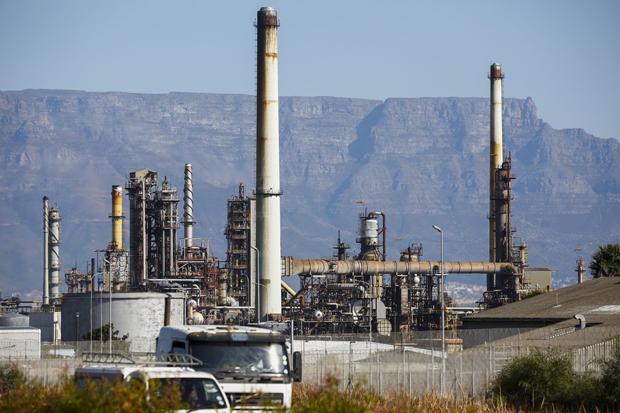  Vehículos circulan junto a la refinería de Chevron en Ciudad del Cabo en Sudáfrica. La OPEP+ recorta barriles