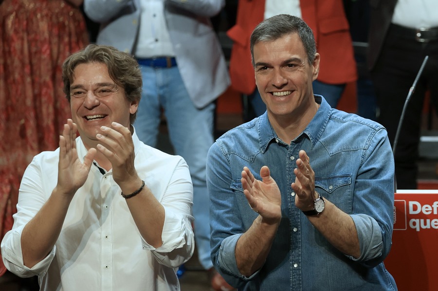 El secretario general del PSOE y presidente del Gobierno, Pedro Sánchez (d), junto al alcalde de Fuenlabrada, Francisco Javier Ayala (i), en un acto del partido. 