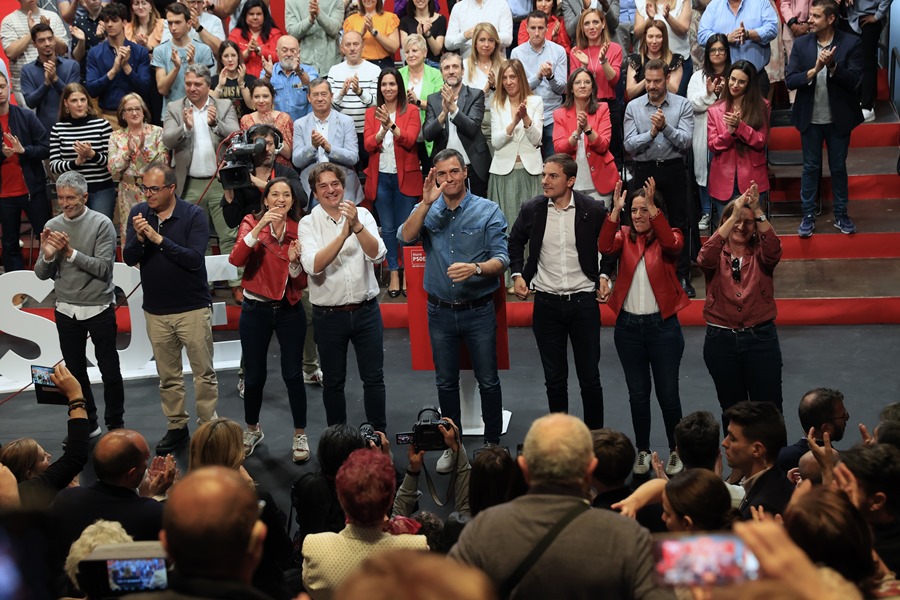 El secretario general del PSOE y presidente del Gobierno, Pedro Sánchez (4d), hoy en un acto en Fuenlabrada (Madrid).