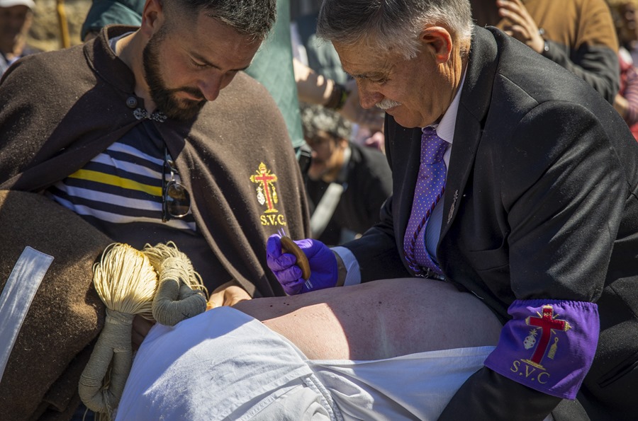 Un disciplinante es pinchado durante el Vía Crucis del municipio riojano de San Vicente de la Sonsierra, que acoge a los picaos, quienes, con el rosto cubierto, flagelan su espalda.