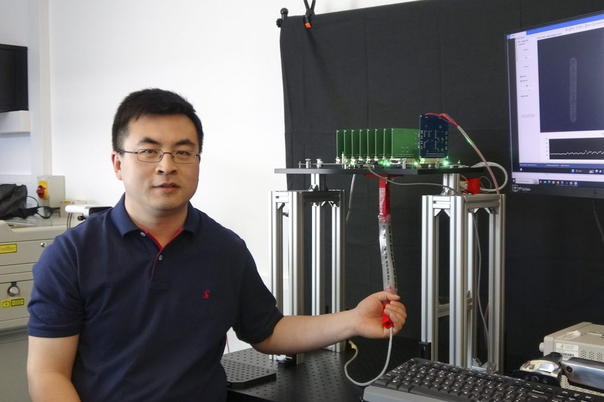 El doctor investigador Yunjie Yang con el dispositivo con el que se hacen las pruebas de la e-skin, piel electrónica inteligente.