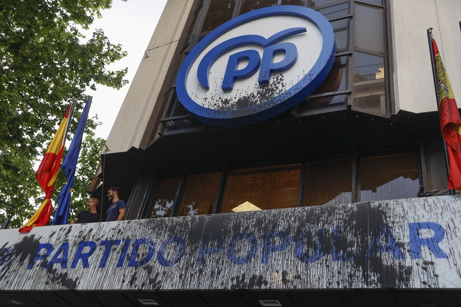 Vista exterior de la sede del PP, que ha sido rociada con pintura negra por activistas climáticos.
