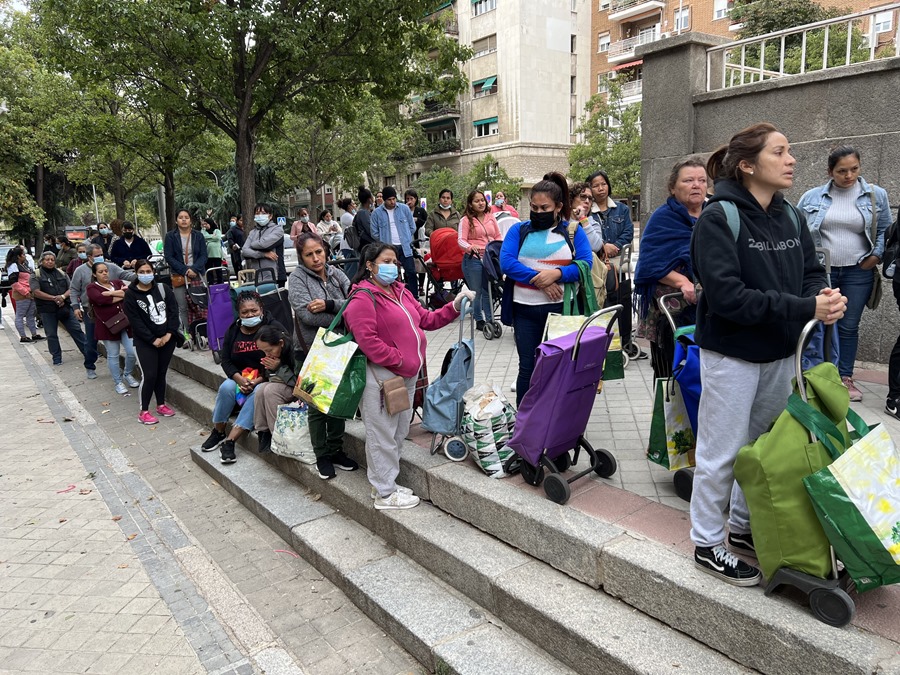 Imagen de archivo de las colas del hambre en Madrid. Disminuye la población en riesgo de pobreza o exclusión social