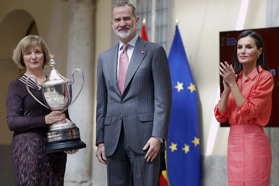 Los reyes Felipe VI y Letizia entregan el premio concedido al golfista Jon Rahm a su madre, Ángela Rodríguez (i), durante la entrega de los Premios Nacionales del Deporte 2021. 