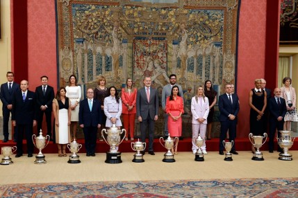 Los reyes Felipe VI (5i) y Letizia (5d), posan con los premiados mientras presiden la entrega de los Premios Nacionales del Deporte 2021, este martes en Madrid.
