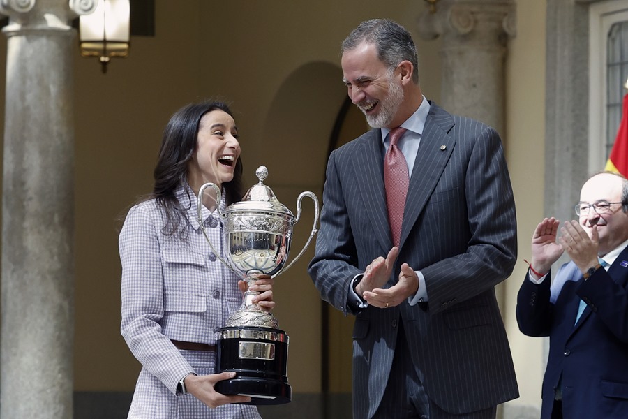 La taekwondista Adriana Cerezo recibe uno de los galardones a los mejores jóvenes de manos del re Felipe VI durante la entrega de los Premios Nacionales del Deporte 2021. 