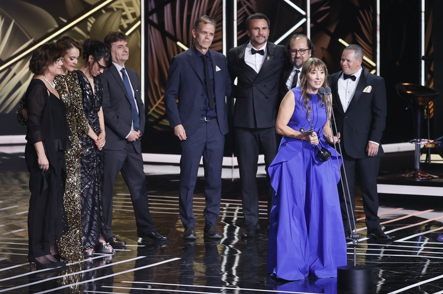 El equipo de "Noticia de un secuestro" recibe el Premio Platino de cine iberoamericano a la mejor miniserie o teleserie cinematográfica. 