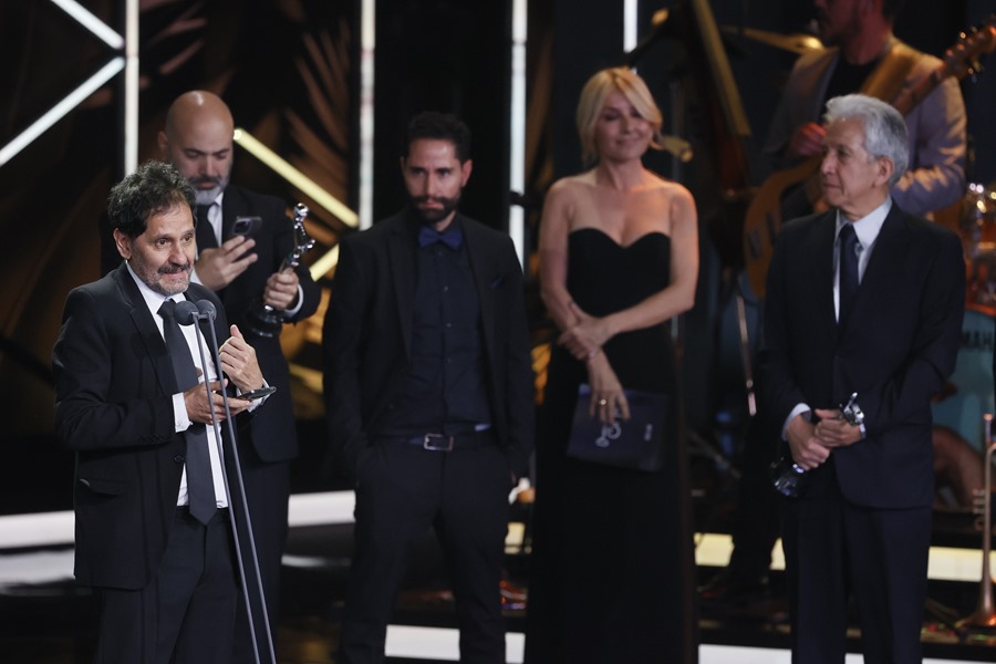 El montador Alberto del Campo (i) recibe el Premio Platino del cine iberoamericano al mejor montaje por su trabajo en "As bestas". 