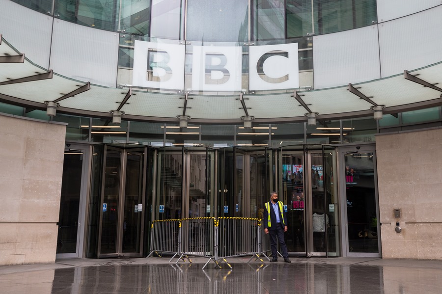 Dimite el presidente de la BBC por su implicación en un préstamo a Boris Johnson