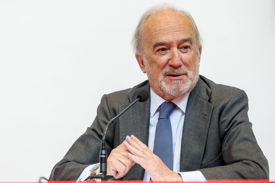 El director de la RAE, Santiago Muñoz, niega que la Corona impusiera el español en América durante una conferencia en la Universidad de Burgos.