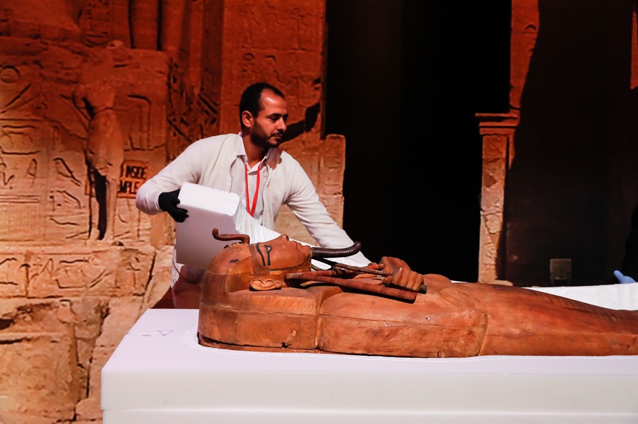 Un operario prepara al ataúd del faraón egpicio Ramsés II para la exhibición en París sobre el Antiguo Egipto. 
