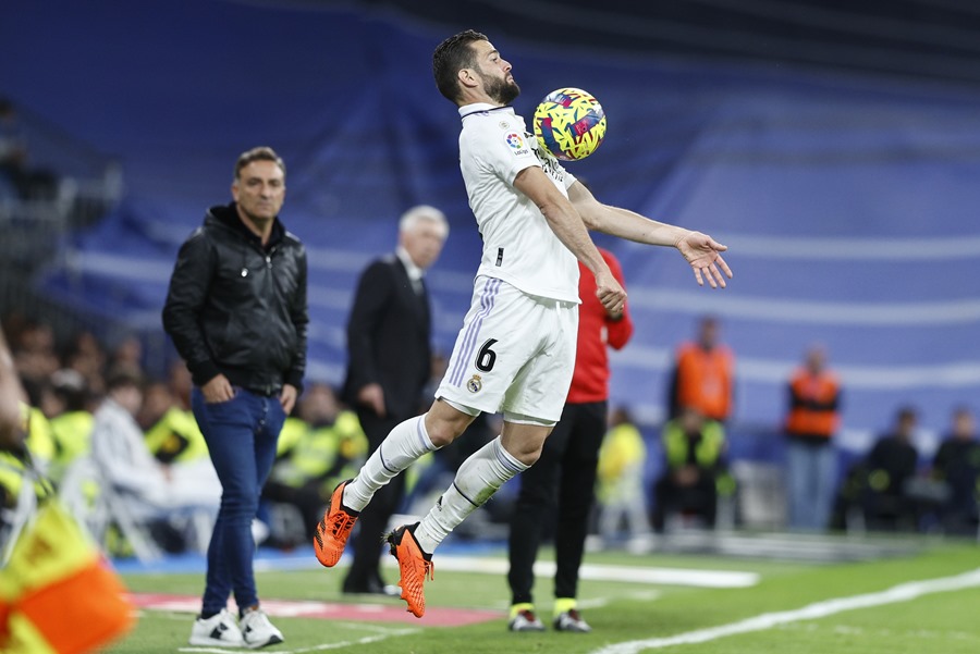 El defensa del Real Madrid Nacho (d) intenta controlar el balón durante el partido contra el Celta.