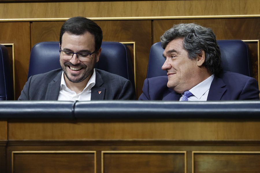 Los ministros de (de i a d) de Consumo Alberto Garzón y de Inclusión, Seguridad Social y Migraciones José Luis Escrivá, hoy en el Congreso. 