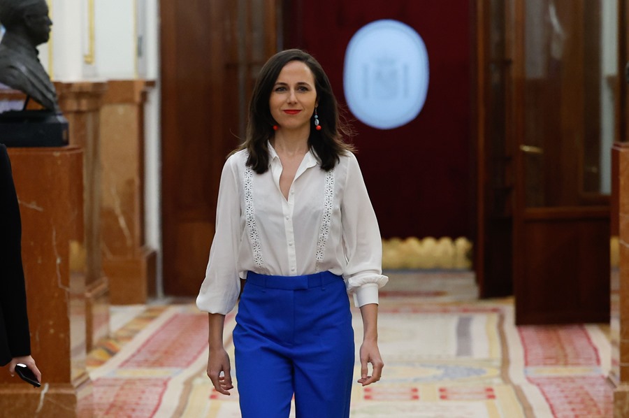 La ministra de Derechos Sociales y Agenda 2030 Ione Belarra camina por los pasillos del Congreso de los Diputados