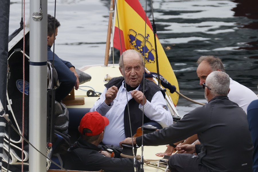 El rey Juan Carlos entrena a bordo del Bribón en Sanxenxo