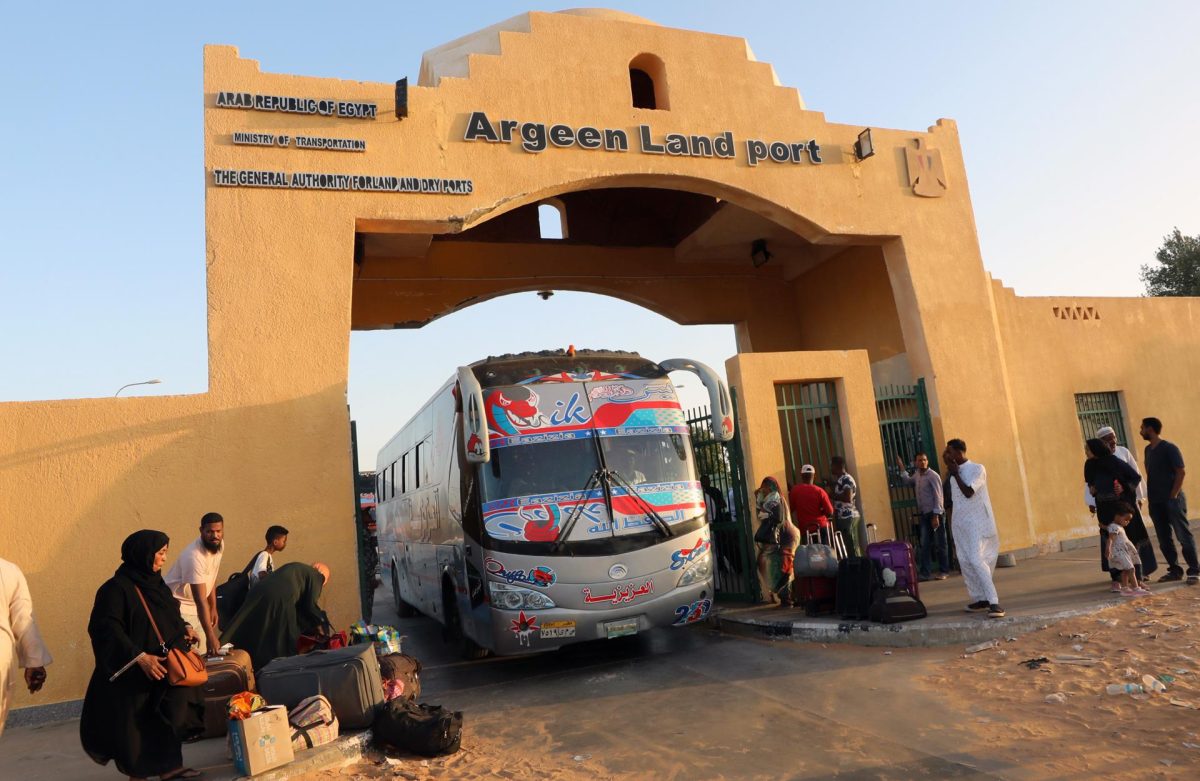 Sudanes que han huido de su país por los combates, llegan al puerto terrestre de Argeen, Egipto.