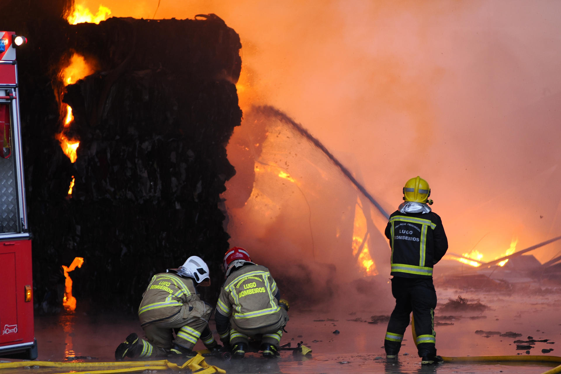 Bomberos de Lugo trabajan en las labores de extinción del incendio declarado este jueves en Ambigal 360, nave industrial de reciclaje situada en el polígono Sete Pontes, en Vilalba (Lugo), que ha obligado a la Xunta a activar el Plan Territorial de Emergencias. EFE/Eliseo Trigo