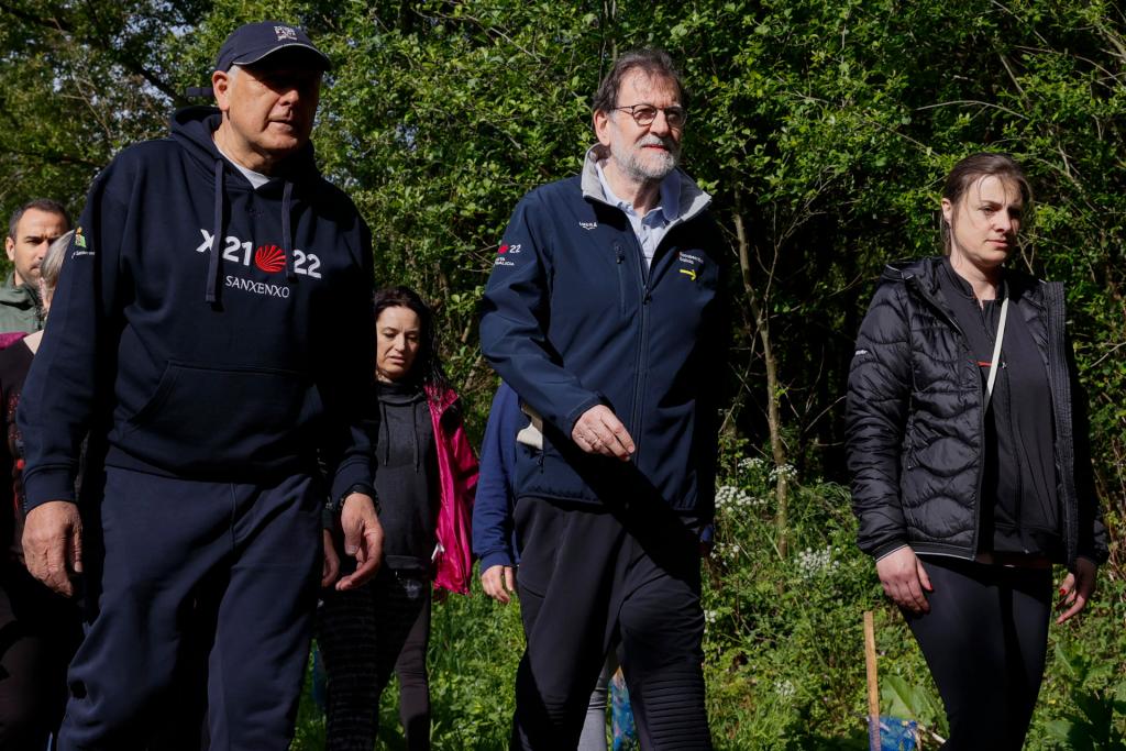 El expresidente del Gobierno, Mariano Rajoy (c) junto al alcalde de Sanxenxo, Telmo Martín (i) recorren la nueva senda fluvial de Dorrón en Sanxenxo este sábado. EFE/ Lavandeira Jr
