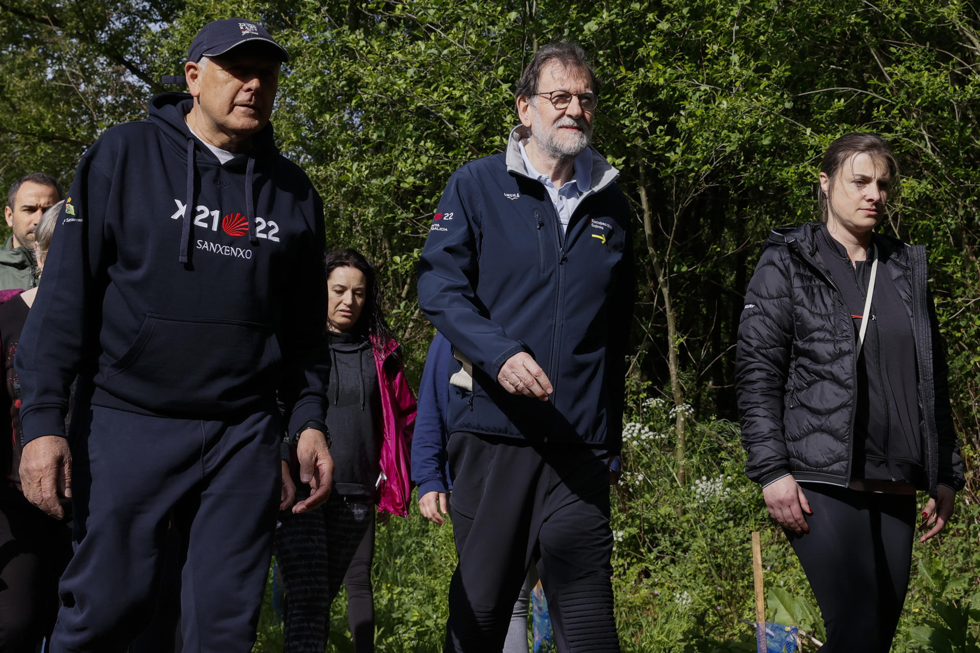 El expresidente del Gobierno, Mariano Rajoy (c) junto al alcalde de Sanxenxo, Telmo Martín (i) recorren la nueva senda fluvial de Dorrón en Sanxenxo este sábado. EFE/ Lavandeira Jr