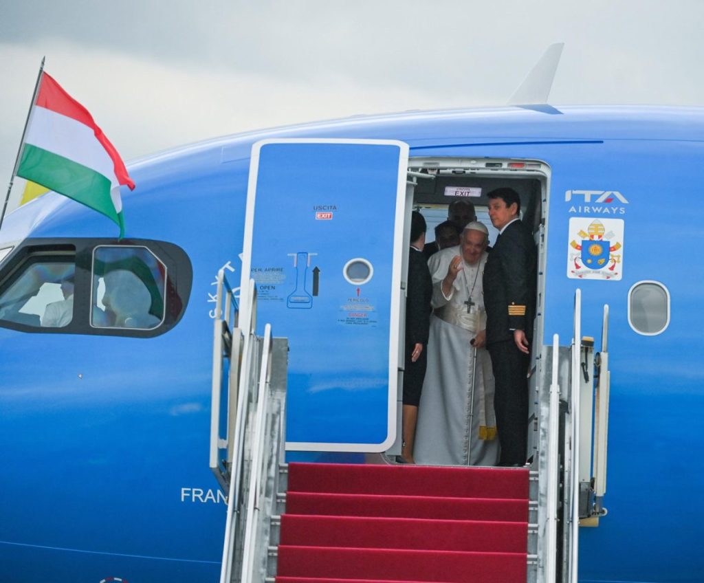 El Papa Francisco se despide en el Aeropuerto Internacional Liszt Ferenc de Budapest, Hungría.