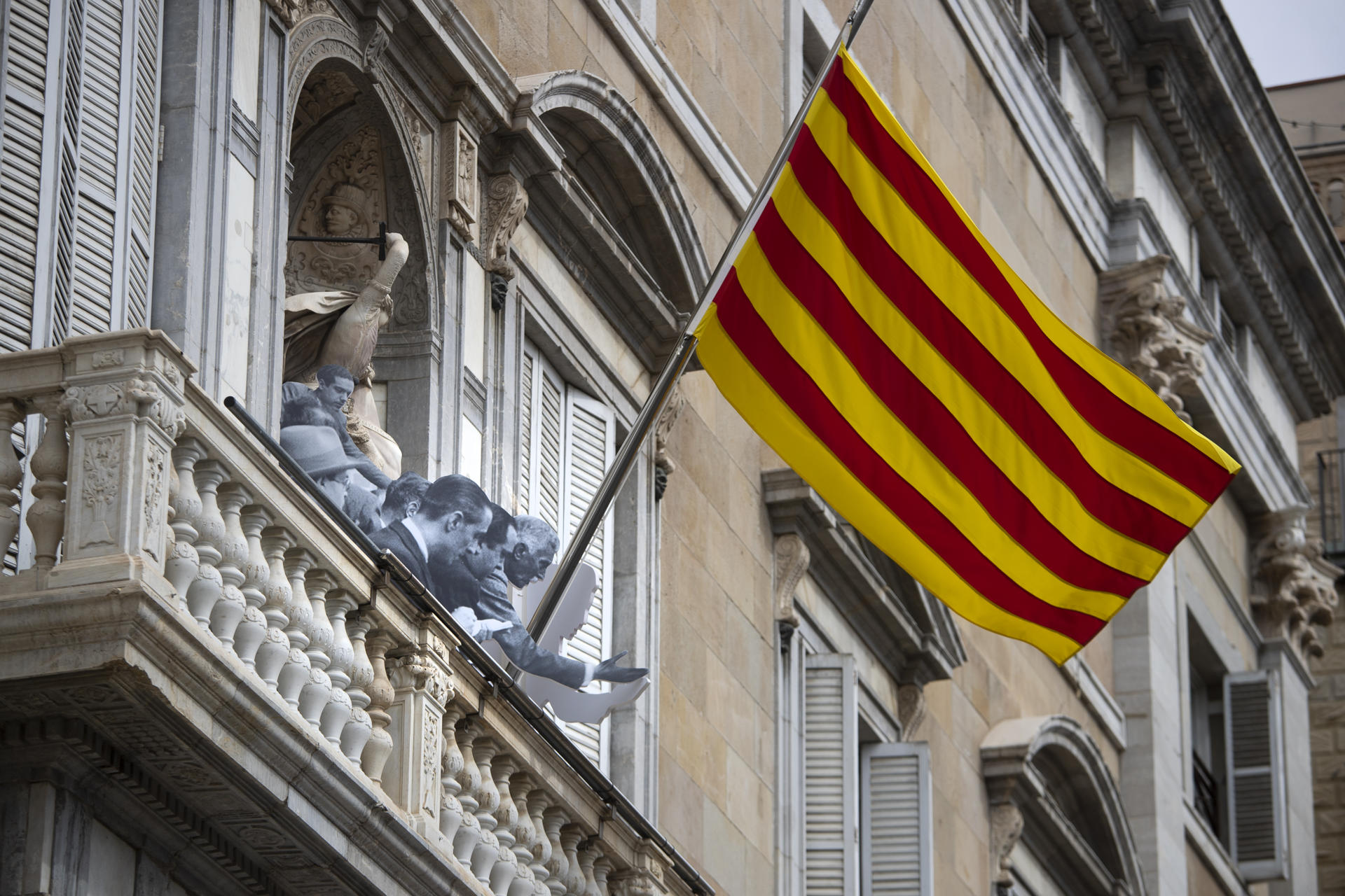 Con una instalación fotográfica situada en el balcón del Palau de la Generalitat, el gobierno catalán ha homenajeado este viernes la proclamación de la "República catalana" en 1931 por parte del presidente catalán Francesc Macià, del que el actual Govern "se siente heredero".