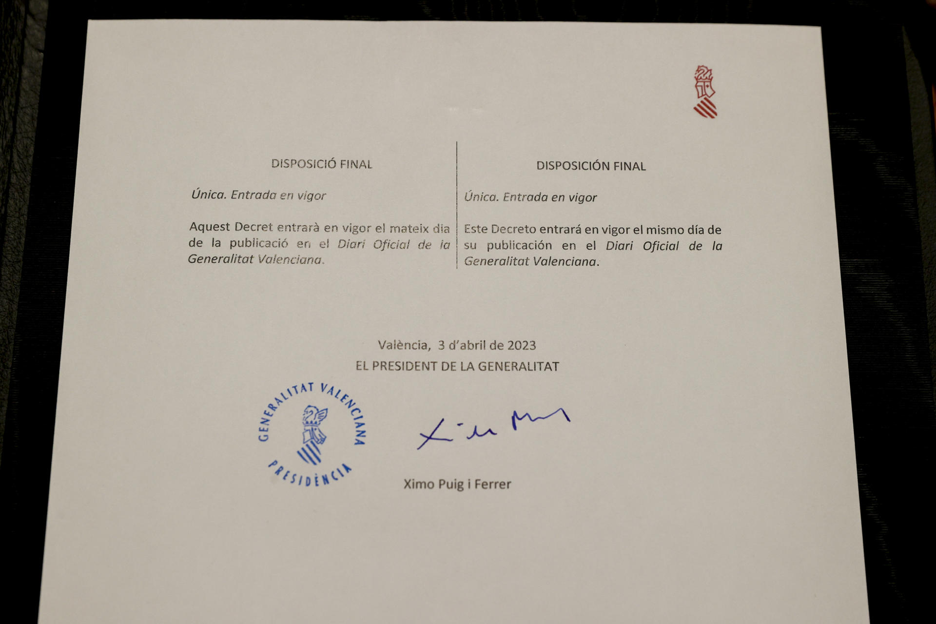 Detalle del decreto de disolución de Les Corts Valencianes de la décima legislatura firmado por el president de la Generalitat, Ximo Puig. EFE/Juan Carlos Cárdenas