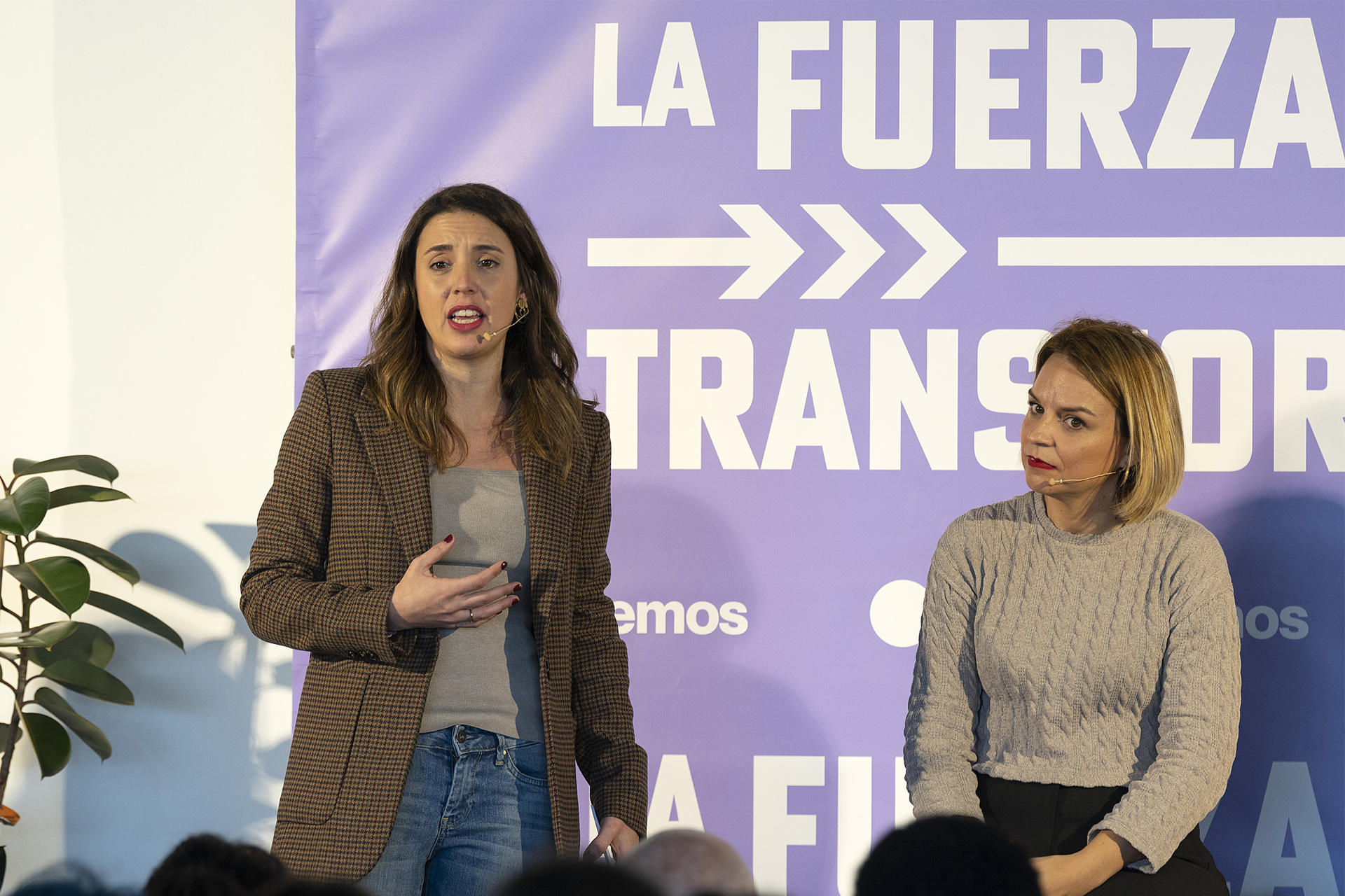 Foto de archivo de la candidata de Podemos a presidenta de Canarias, Noemí Santana (d), en un acto de su partido junto con la ministra de Igualdad, Irene Montero (i).EFE/ Adriel Perdomo