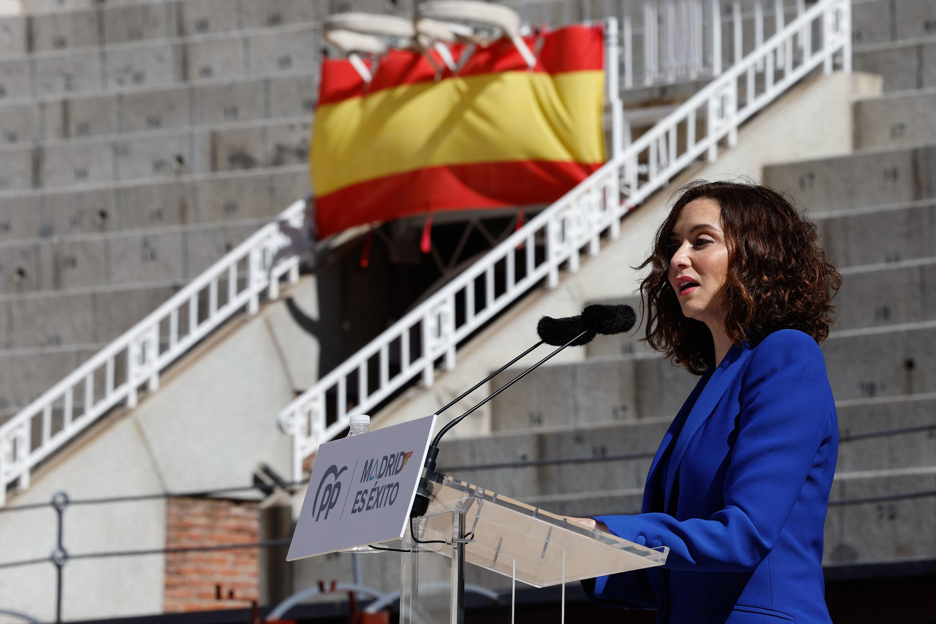 Imagen de archivo de la presidenta de la comunidad de Madrid, Isabel Díaz Ayuso, que cierra de forma simbólica la lista del PP a la Alcaldía de Bilbao en los próximos comicios del 28 de mayo. EFE/ Chema Moya