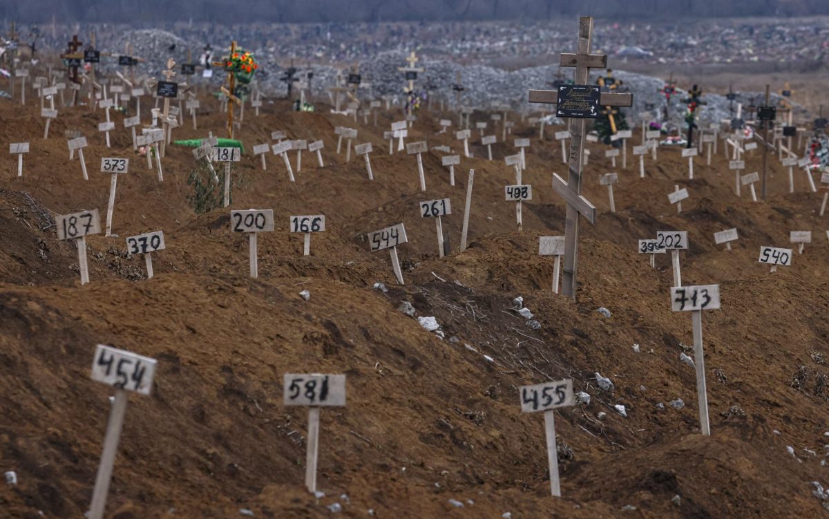 Tumbas de los residentes locales no identificados que murieron durante los combates en la ciudad en el cementerio de Mariupol, Ucrania.