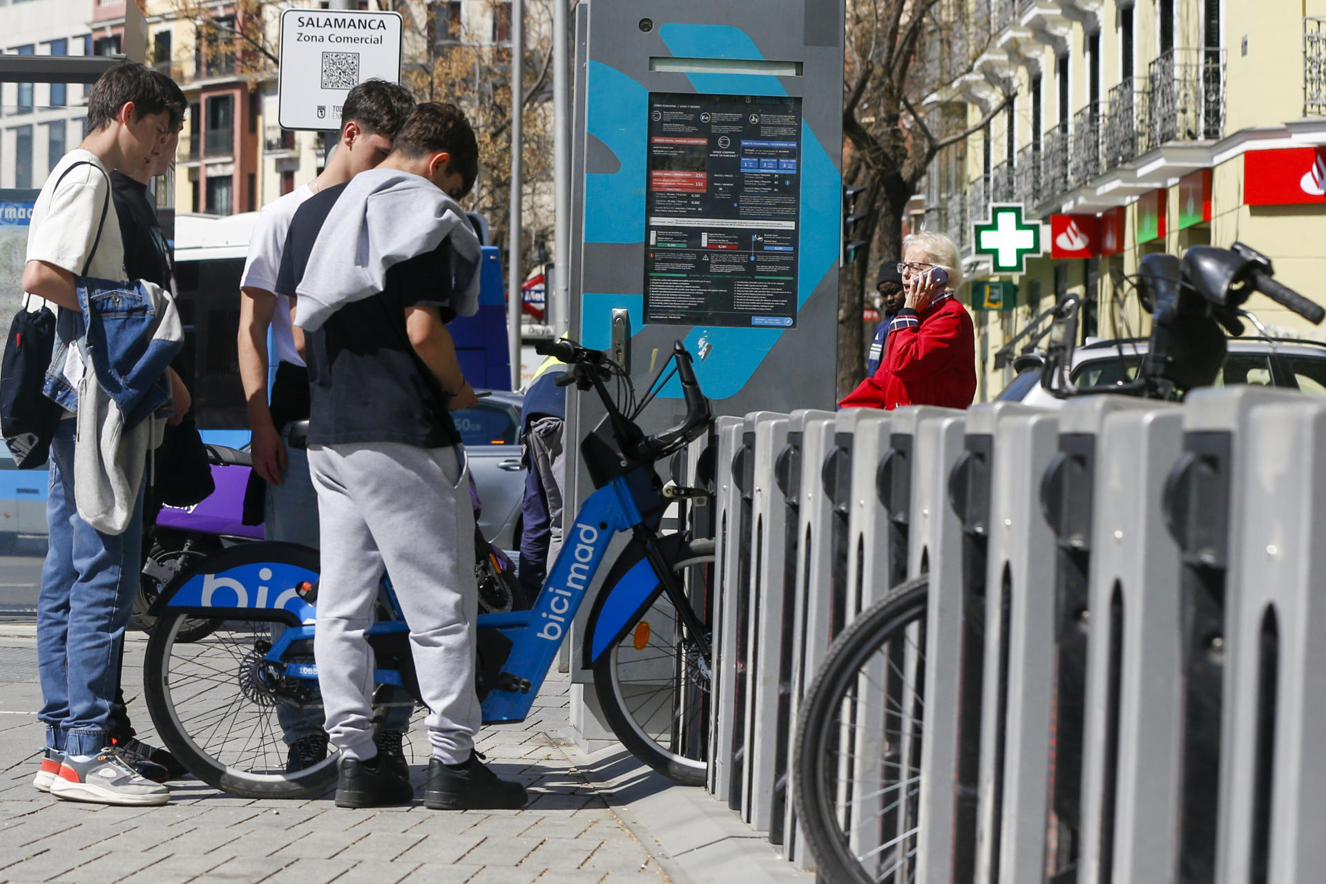 MADRID, 29/03/2023.- Varios jóvenes con junto a una bicicleta de Bicimad. EFE/ Alejandro Lopez