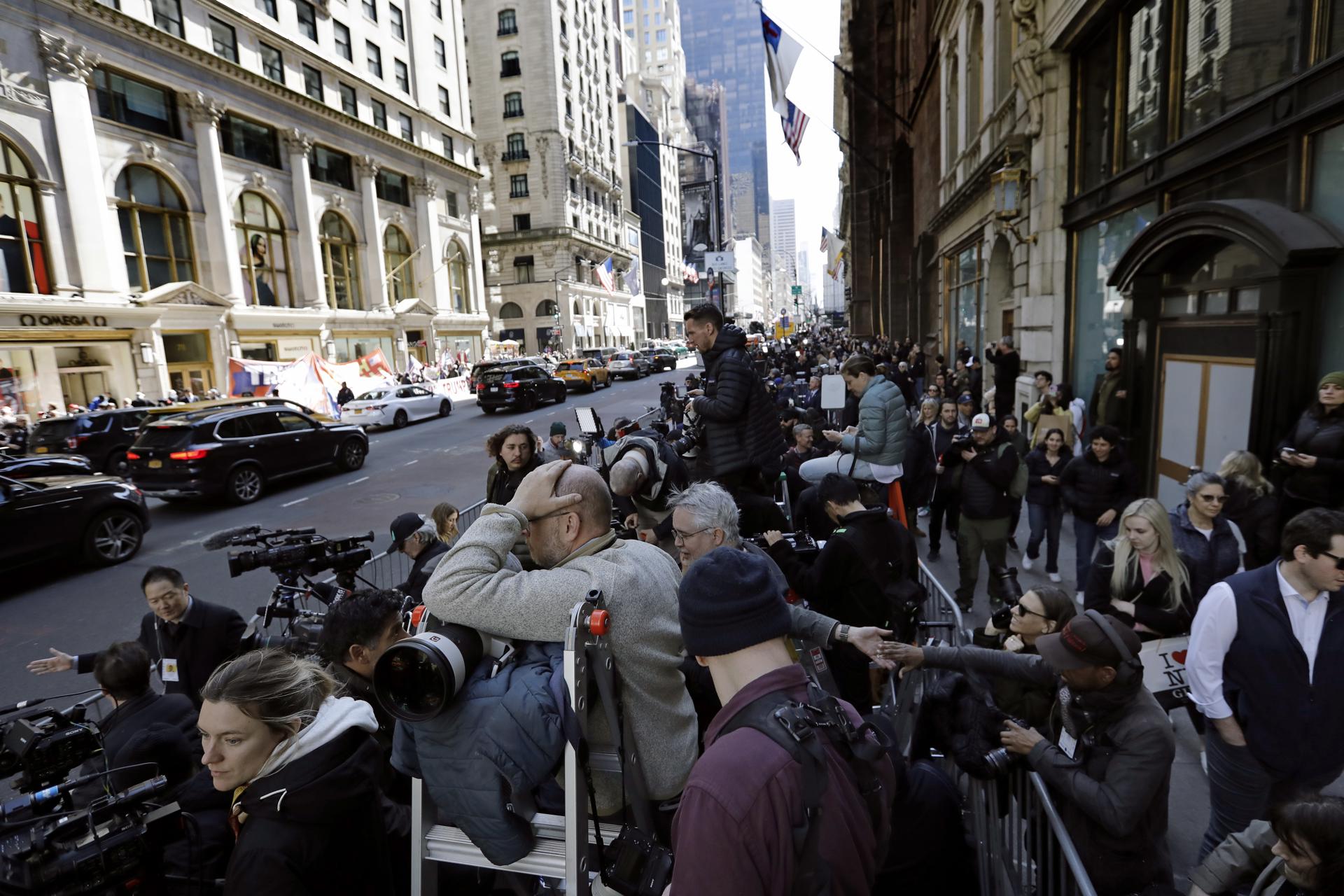 The media lines up waiting for former US president Donald J. Trump to arrive at Trump Tower in New York, New York, US, 03 April 2023. EFE-EPA/Peter Foley