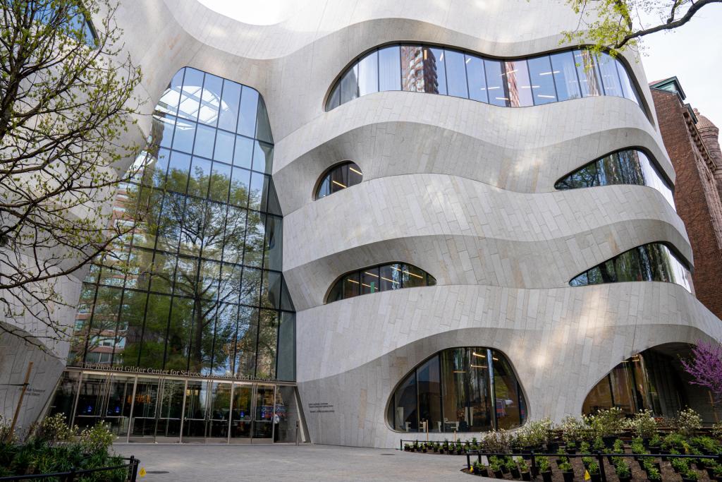 Fachada del Centro Richard Gilder para la Ciencia, la Educación y la Innovación inaugurado hoy en el Museo Americano de Historia Natural (AMNH) de Nueva York. EFE/Ángel Colmenares
